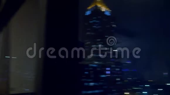 幸福的家庭女人男人和两个孩子带着一个手提箱在摩天大楼的背景下在全景窗口视频的预览图