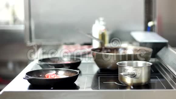 专业的炉子矗立在餐厅的厨房里锅碗瓢盆里的食物正在准备专业的炉子视频的预览图
