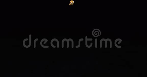 玉米玉米玉米落在黑色背景下视频的预览图