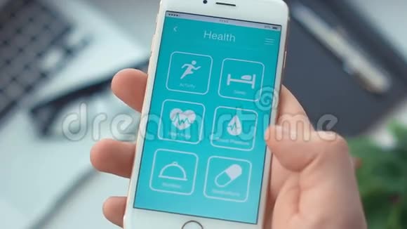 检查智能手机上健康应用程序的药物监测视频的预览图