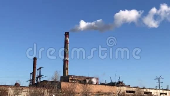 在晴朗的蓝天上种植吸烟的烟囱视频的预览图