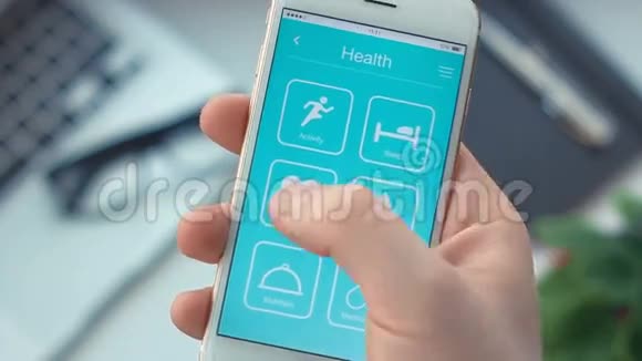 在智能手机上检查健康应用程序的心率监测视频的预览图