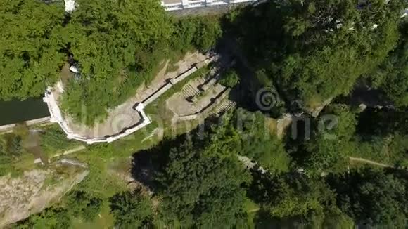 在乌克兰一个岩石高地上的历史小镇视频的预览图