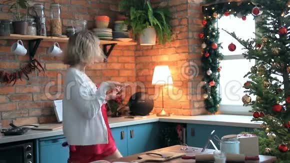 女人在厨房跳舞视频的预览图