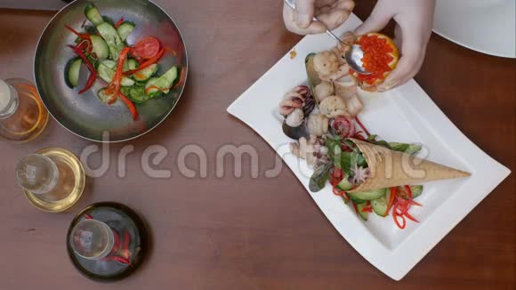用鱼子酱装饰新鲜蔬菜沙拉视频的预览图