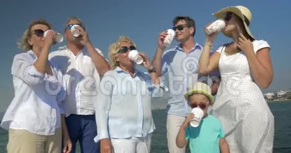 幸福的家庭喝茶在户外竖起大拇指视频的预览图