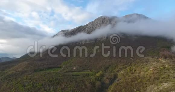 空中直升机拍摄高山上一片未被触及的森林视频的预览图