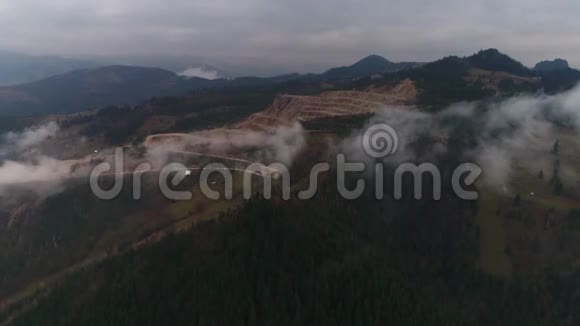 空中无人机飞行在采石场与大山背景Bicaz4k60fps视频的预览图