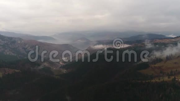 空中无人机飞行在采石场与大山背景Bicaz4k60fps视频的预览图
