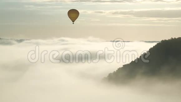 漂浮在晨雾之上的气球卡斯特劳德多尔多涅阿基坦视频的预览图
