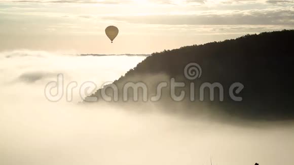 漂浮在晨雾之上的气球卡斯特劳德多尔多涅阿基坦视频的预览图