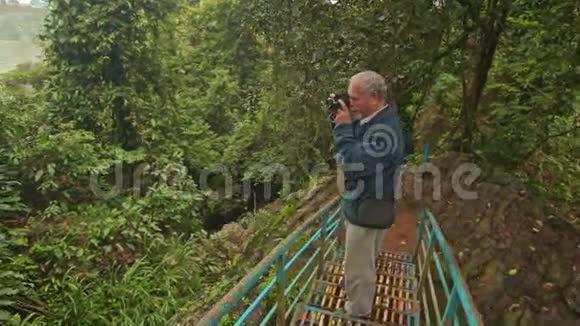 男子站在小木桥上照片景观公园视频的预览图