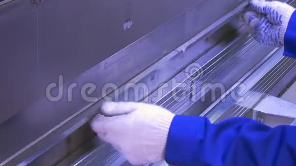 工厂工业机械铝型材弯曲视频的预览图