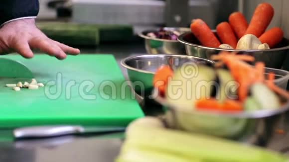 男厨师的手在厨房里切蒜视频的预览图