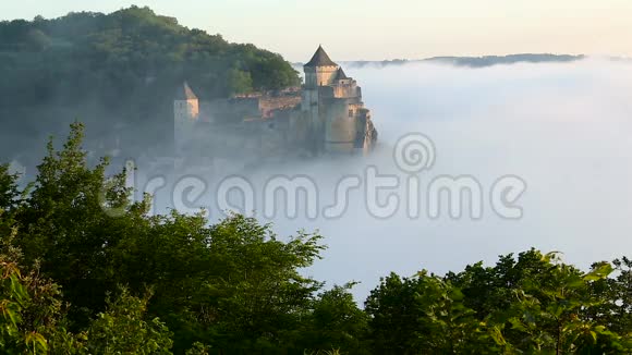 清晨的薄雾城堡城堡多尔多涅阿基坦视频的预览图