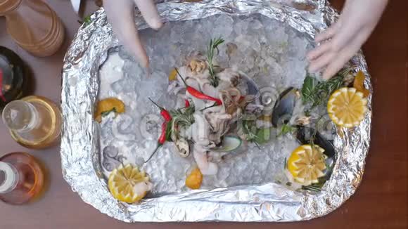 厨师男性手拿盘子里的新鲜海鲜视频的预览图