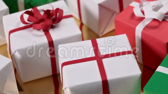 滑过许多礼物为圣诞节准备的礼品盒视频的预览图