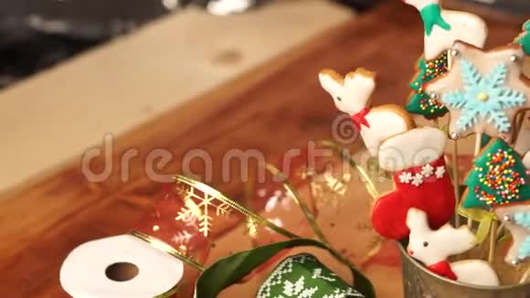 圣诞姜饼饼干在棍子上用丝带装饰视频的预览图
