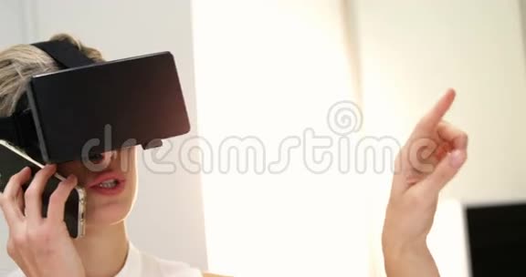 使用虚拟现实耳机的妇女视频的预览图