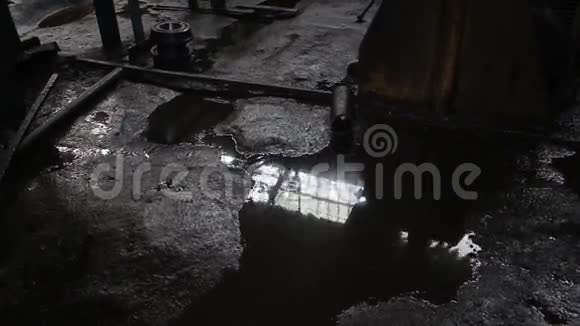 水滴滴在水坑里视频的预览图