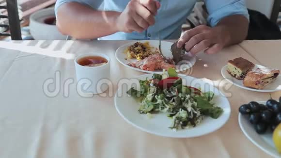 男人坐在咖啡馆里吃健康的午餐视频的预览图