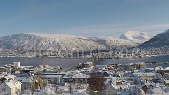 特罗姆瑟市岛屿概况视频与汽车交通超过特罗姆瑟岛大桥雪山视频的预览图