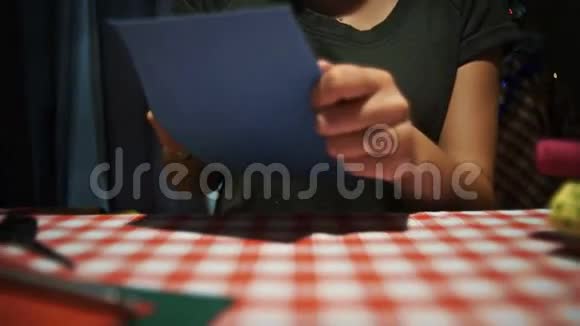 女性打开蓝色信封把蓝色明信片放在桌子上视频的预览图