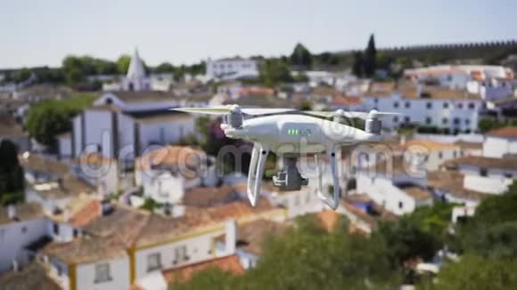 无人机飞过旅游小镇视频的预览图