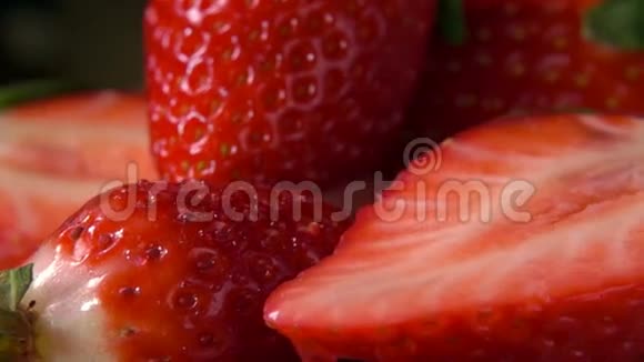 水滴滴在半熟的草莓上视频的预览图