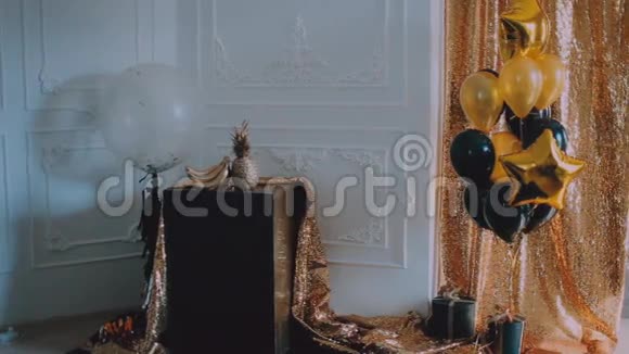 黄金背景黑色和金色气球生日装饰周年纪念视频的预览图