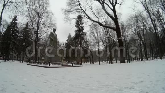 乌克兰Khmelnytskyi冬季公园纪念塔拉斯格里戈洛维奇舍甫琴科视频的预览图