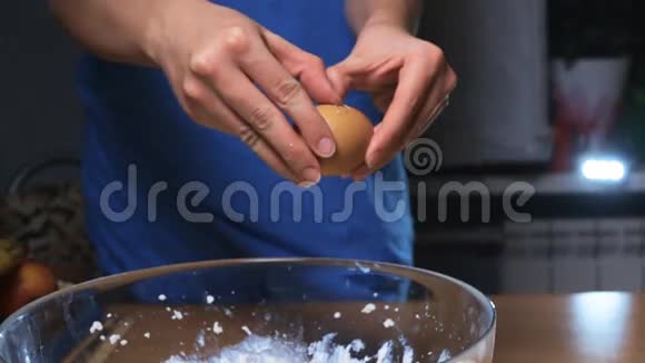 双手放蛋做饭视频的预览图