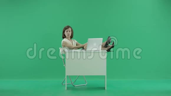 女人坐在桌子旁双脚站在桌子上自拍视频的预览图