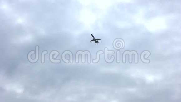 飞机在阴沉的天气起飞视频的预览图