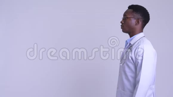 年轻快乐的非洲男医生微笑的轮廓视频的预览图