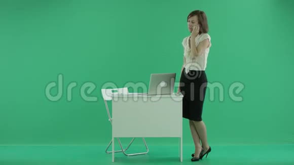 女人在电话上说话在笔记本电脑上说话视频的预览图