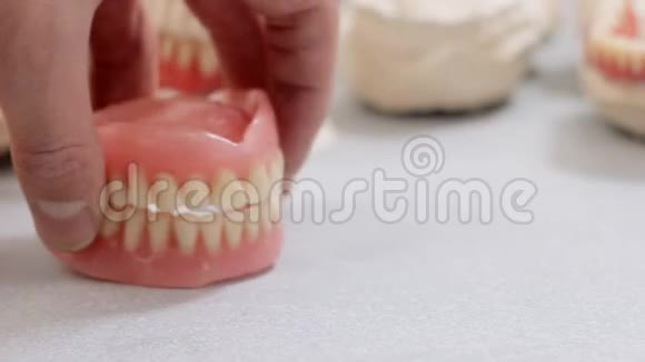 在牙科实验室发现人牙视频的预览图