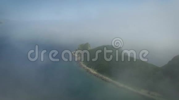 在晴朗的雾天无人机沿着俄罗斯海岸射击视频的预览图