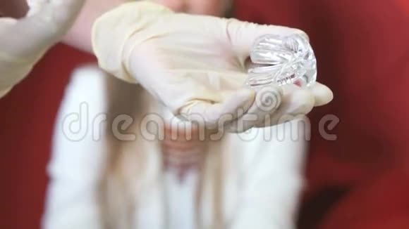 牙医用凝胶注射器清洁牙齿视频的预览图