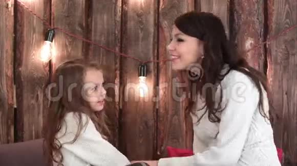 在圣诞节的时候妈妈和女儿开心地聊天牵手视频的预览图