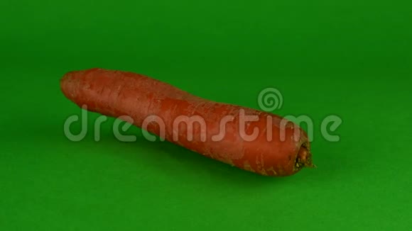 胡萝卜在绿色背景上旋转Chroma关键背景视频的预览图