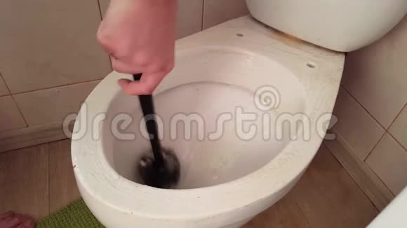 做家务的男服务员试图用液体清洁剂和刷子解开一个非常脏的厕所视频的预览图