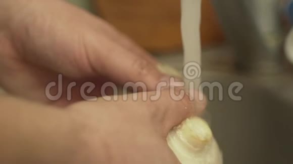 一个人在厨房里洗蘑菇然后切蘑菇视频的预览图