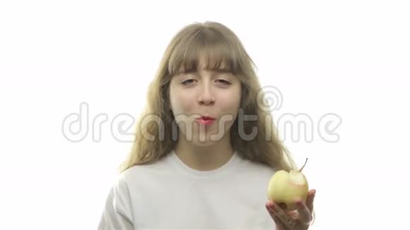 少女吃梨视频的预览图