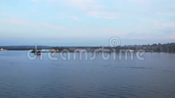 夏季日落时分摩托艇和渡船在池塘上平行航行视频的预览图