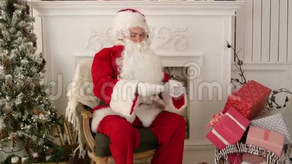 圣诞老人打开信封读信视频的预览图