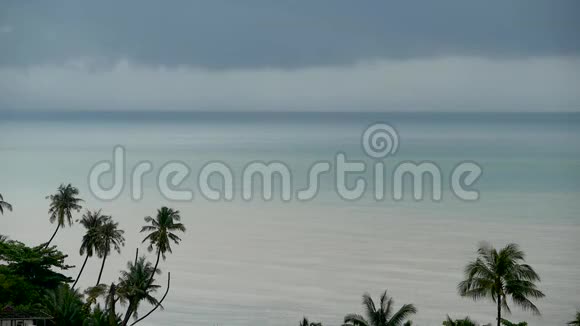 阴沉沉的天空碧绿色的海面上乌云密布海洋地平线上的飓风生动的空中延时视频的预览图