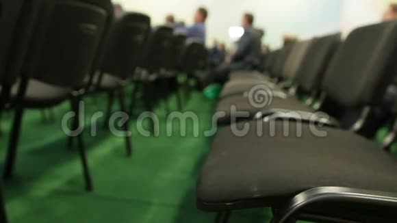 农业研讨会期间新闻大厅办公椅视频的预览图