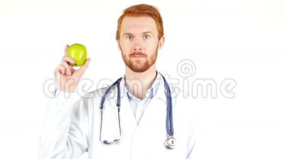 一位医生的肖像上面有一个拇指朝上的苹果白色背景视频的预览图