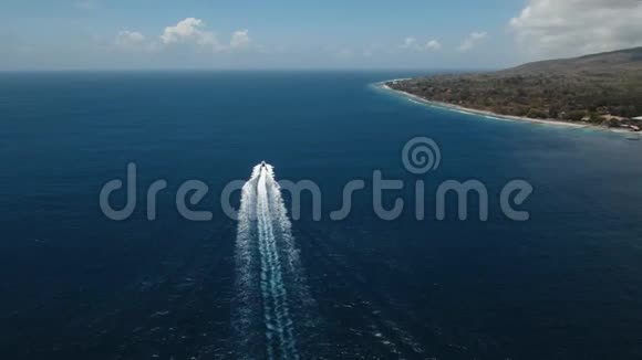 海上摩托艇鸟瞰印度尼西亚巴厘视频的预览图